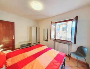A bedroom with a bed, wardrobe, and a window with a view. - Tignale-olzano, Apt. 1 (Tignale)