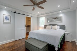 A bedroom with a bed, a ceiling fan, a window with blinds, a bedside table, and a nightstand. - < 1 Mi to Marta! Extended Getaway 3 Mi to Dtwn (Atlanta)