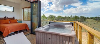 Off-grid Tiny Home on 20 Acres With Hot Tub