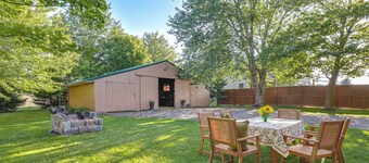3 Bicycles & Peek-a-boo Lake Views! Barker Gem
