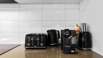 Eine Küchenarbeitsplatte mit einem Toaster, einer Kaffeemaschine und einer Nespresso-Maschine.