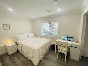 A bedroom with a bed, a desk, and a computer. - Clean Spacious Vancouver home - Nanaimo skytrain - Trout Lake (Vancouver)