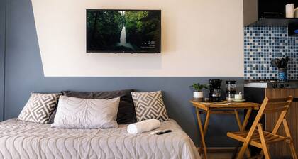 Acogedor ApartaSuit amoblado/de 1 dormitorio en Montería con aire acondicionado.