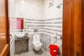Doccia, asciugamani, sapone, shampoo