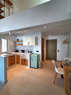 Eine moderne Küche mit Einbaukühlschrank, Spüle und Holzausstattung.