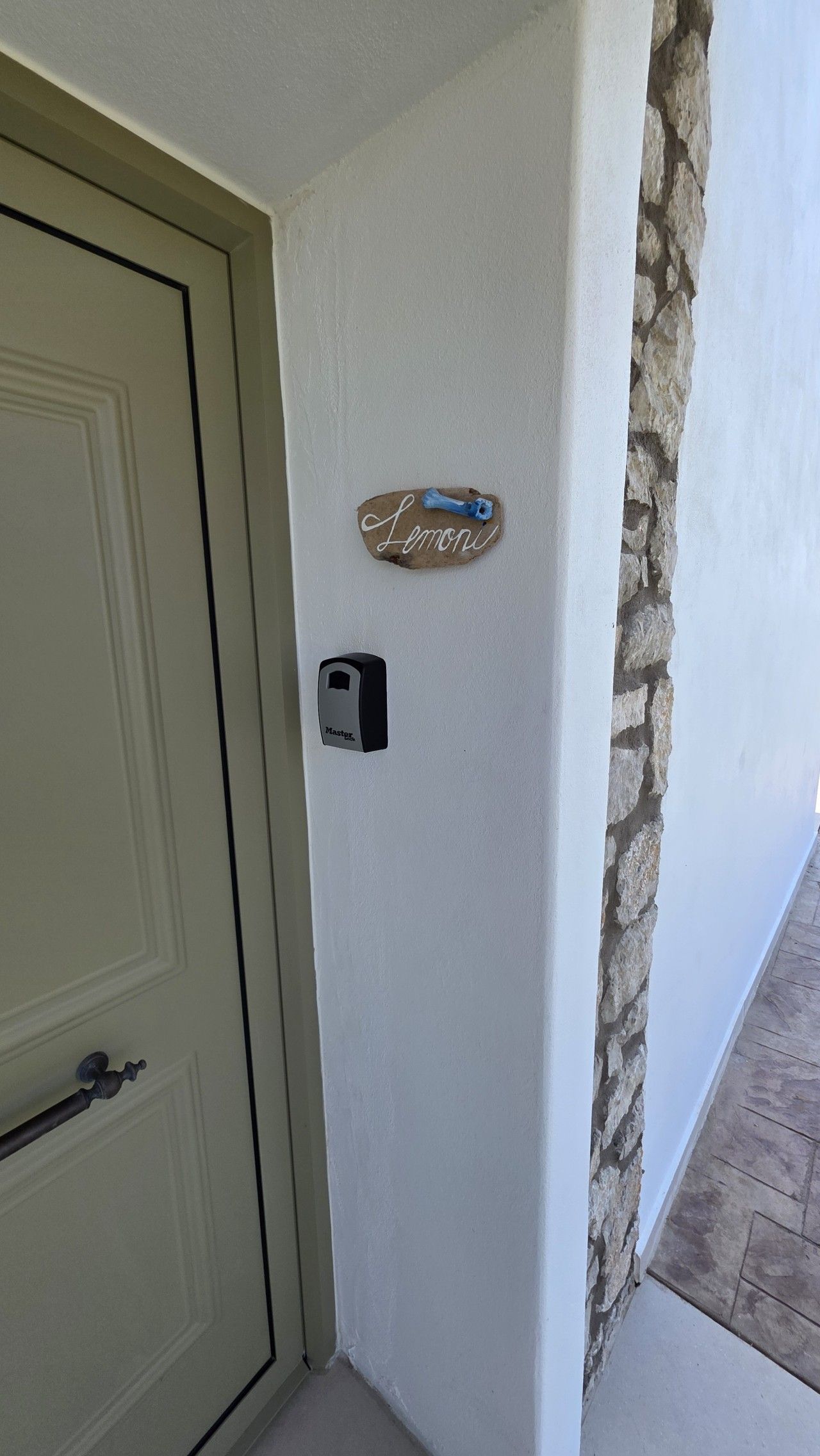 Une porte avec un trou de serrure et une sonnette.