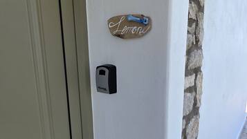 Une porte avec un trou de serrure et une sonnette.