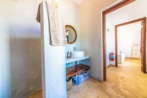 Comfort Apartment, Pool View | Bathroom | Shower, towels, soap, shampoo - Pingwe Beach Apartments (Michamvi)