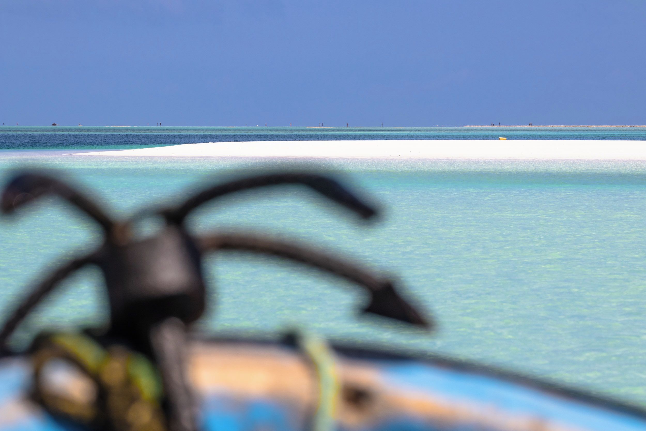 Ein freier Blick auf einen Strand mit einem Boot im Vordergrund.
