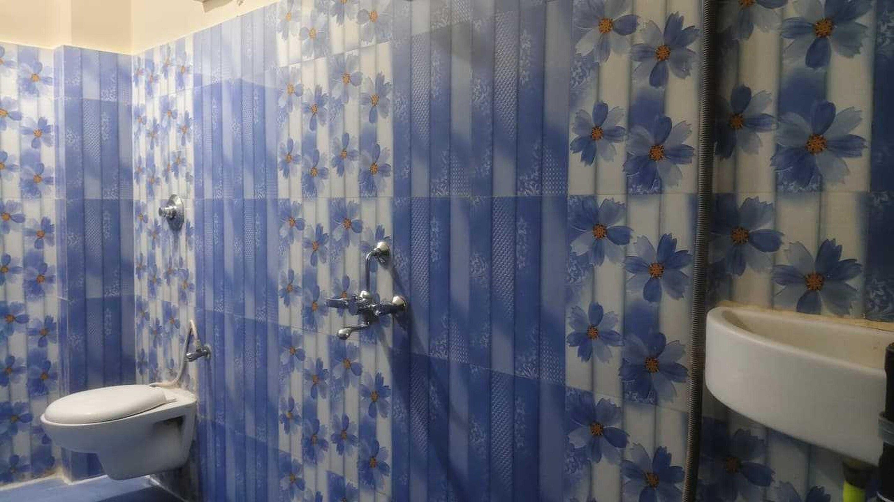 Kylpyhuone, jossa on wc, suihku ja pesuallas.