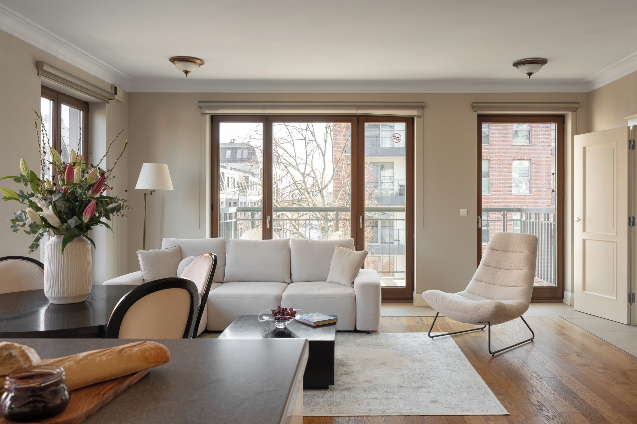 Leilighet – deluxe, 1 soverom, balkong | Oppholdsområde | En 40-tommers Flatskjerm-TV med kabel-kanaler samt Netflix og Hulu