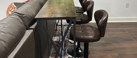 Un comedor moderno con una mesa larga, dos sillas y un banco.
