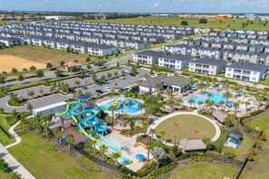 Ein Wohngebiet mit modernen Mehrfamilienhäusern, einem Schwimmbad und einem Wasserpark.