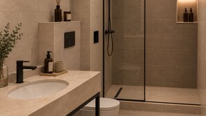 Business-Doppel- oder -Zweibettzimmer, Blick auf den Innenhof | Badezimmer | Kostenlose Toilettenartikel, Haartrockner, Hausschuhe, Handtücher