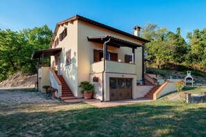 A two-story house with a balcony, a chimney, and a satellite dish. - Holiday Home 'Soggiorno dell'artista' with Lake View, Wi-Fi and Air Conditioning (Terni)