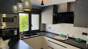 Coffee/tea maker, fridge, microwave, oven