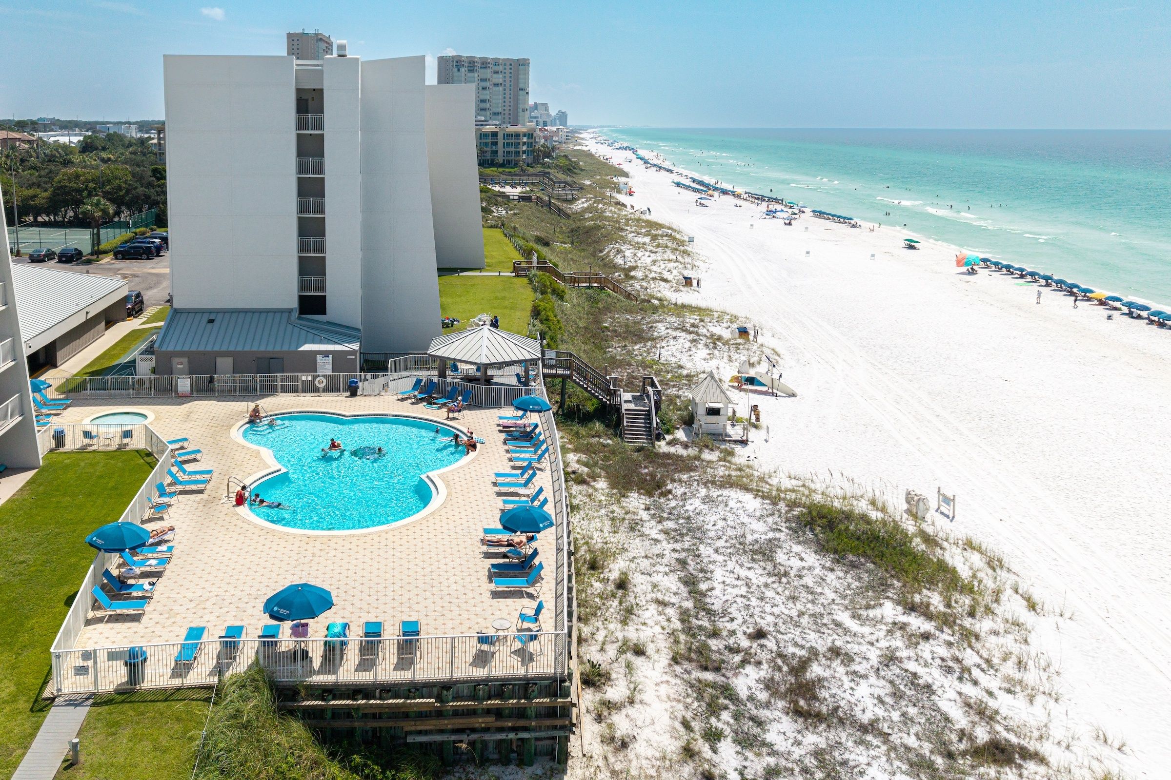 Ein Hotel mit Schwimmbad, Zugang zum Strand und Meerblick.