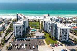 A high-rise hotel with a pool and beach view. - Mainsail 352 3 Bedroom Condo (Miramar Beach)