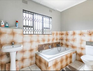 Ducha, secador de pelo, toallas, jabón