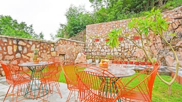Un espacio al aire libre con paredes de piedra y vegetación.