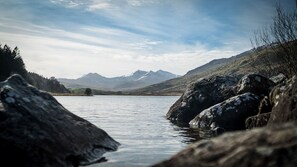 A lake surrounded by mountains and rocky shores. - Hendre-Llangwm -  a self catering cottage that sleeps 5 guests  in 3 bedrooms (Llangwm)