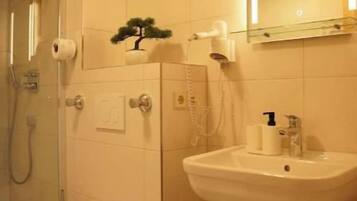 Ein Badezimmer mit Toilette, Waschbecken und Dusche.