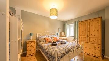 Travel crib, WiFi, bed sheets