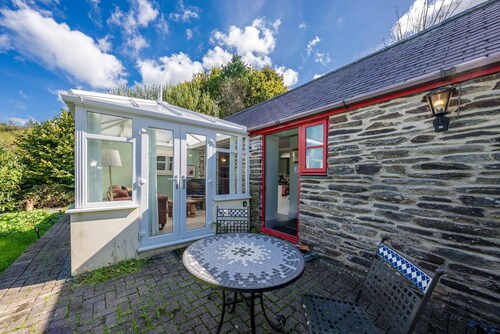 Romantic stone cottage with hot tub in Pembrokeshire | Eiddew-Y-Ffynnon