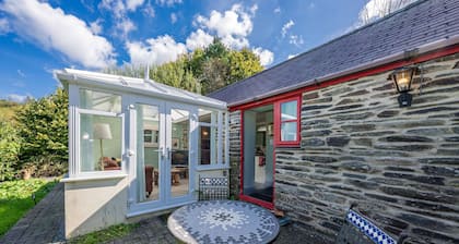 Romantic stone cottage with hot tub in Pembrokeshire | Eiddew-Y-Ffynnon