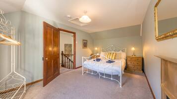Travel crib, WiFi, bed sheets