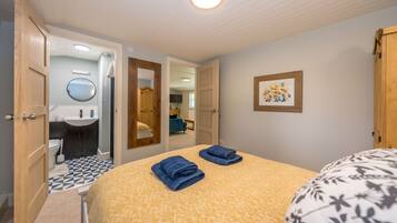 3 bedrooms, travel crib, WiFi, bed sheets