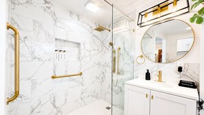 Bruser, hårtørrer, bidet, håndklæder