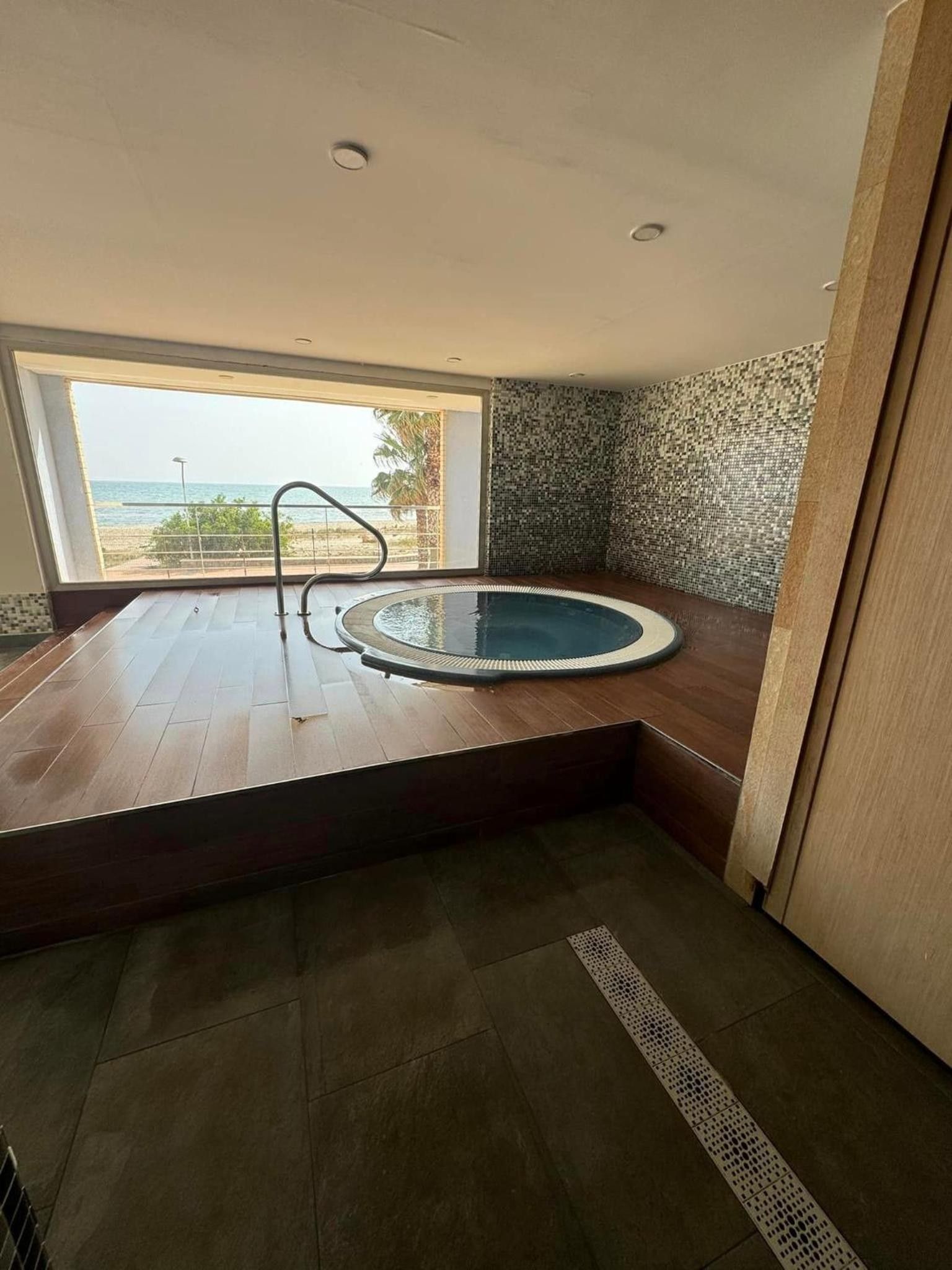 Ein Whirlpool in einer Ecke mit Meerblick.