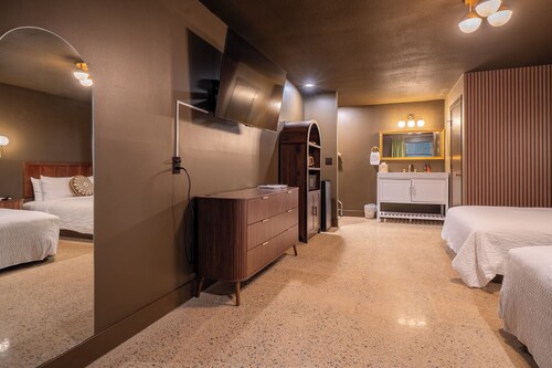 Cozy Retro-Modern Room · Clean + quiet · Self Check-In · Family-Friendly Stay in Lawrenceburg