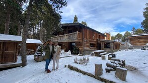 A wooden lodge with a balcony, surrounded by snow-covered ground and trees. - Le JUGA: A Cozy Cabin in the Heart of the Forest (Bolquère)