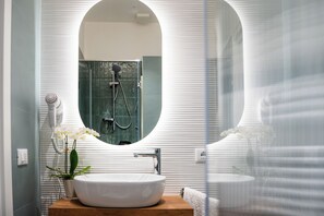 Deluxe-Zimmer, 1 Queen-Bett, eigenes Bad, Gartenblick | Badezimmer | Dusche, Haartrockner, Handtücher, Seife