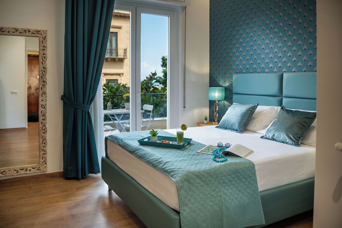 Doppia Deluxe, 1 letto queen, bagno privato, vista giardino | Una cassaforte in camera, una scrivania, postazione laptop