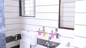 Doppia Classic, balcone, vista città | Bagno | Doccia, asciugamani, sapone, shampoo