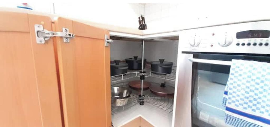 Eine Küche mit Herd, Backofen und einem Eckschrank.