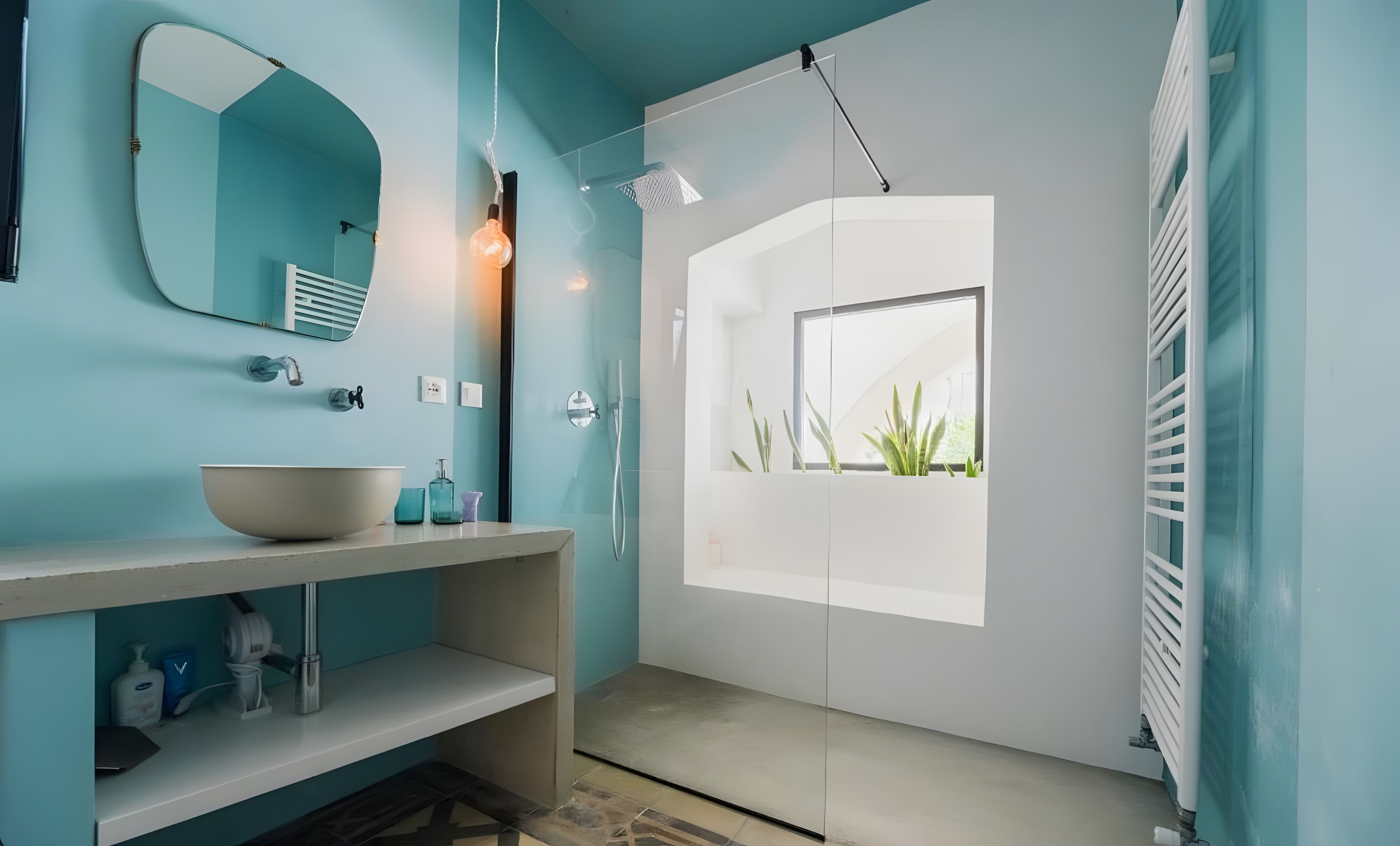 Un bagno moderno con uno specchio grande, un lavabo a vasca, una doccia con finestra e un porta asciugamani.