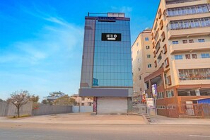 A modern hotel building with a prominent sign for VINTAZA. - Hote O Iiit Square Bhubaneswar (Bhubaneshwar)
