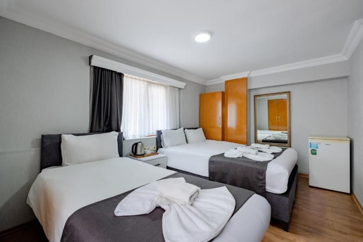 Triple Room, City View | Seterika/papan seterika, Wi-fi percuma
