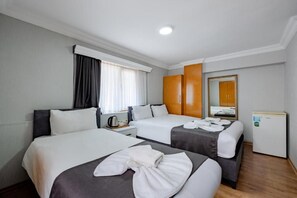 Triple Room, City View | Seterika/papan seterika, Wi-fi percuma