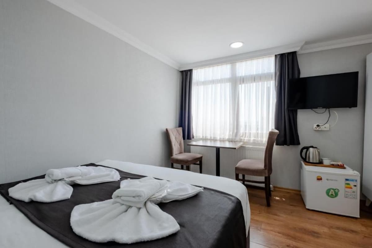 Deluxe Double Room, Sea View | Seterika/papan seterika, Wi-fi percuma