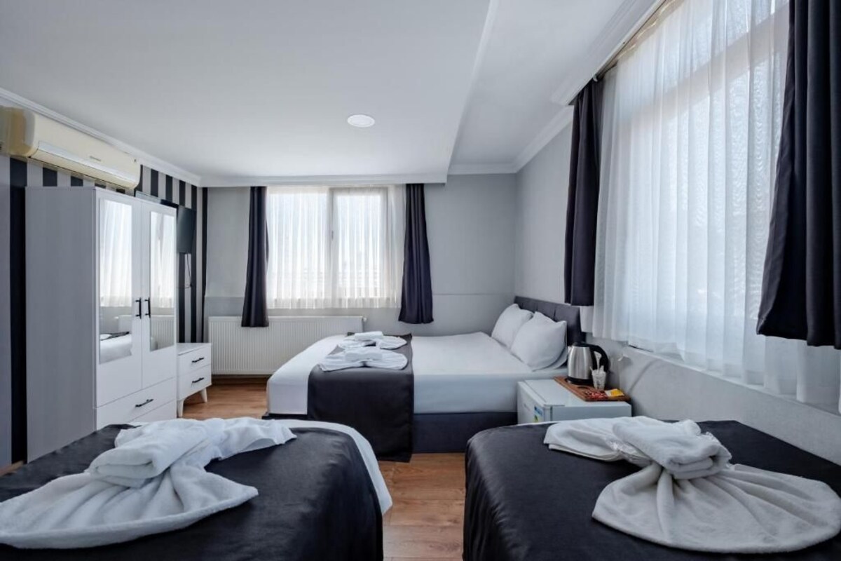 Quadruple Room, City View | Seterika/papan seterika, Wi-fi percuma