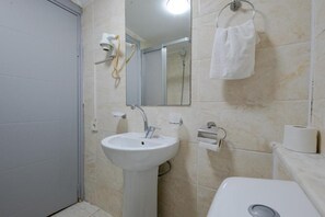 Double Room, City View | Bilik Mandi | Pancuran mandi, kelengkapan dandanan diri percuma, pengering rambut