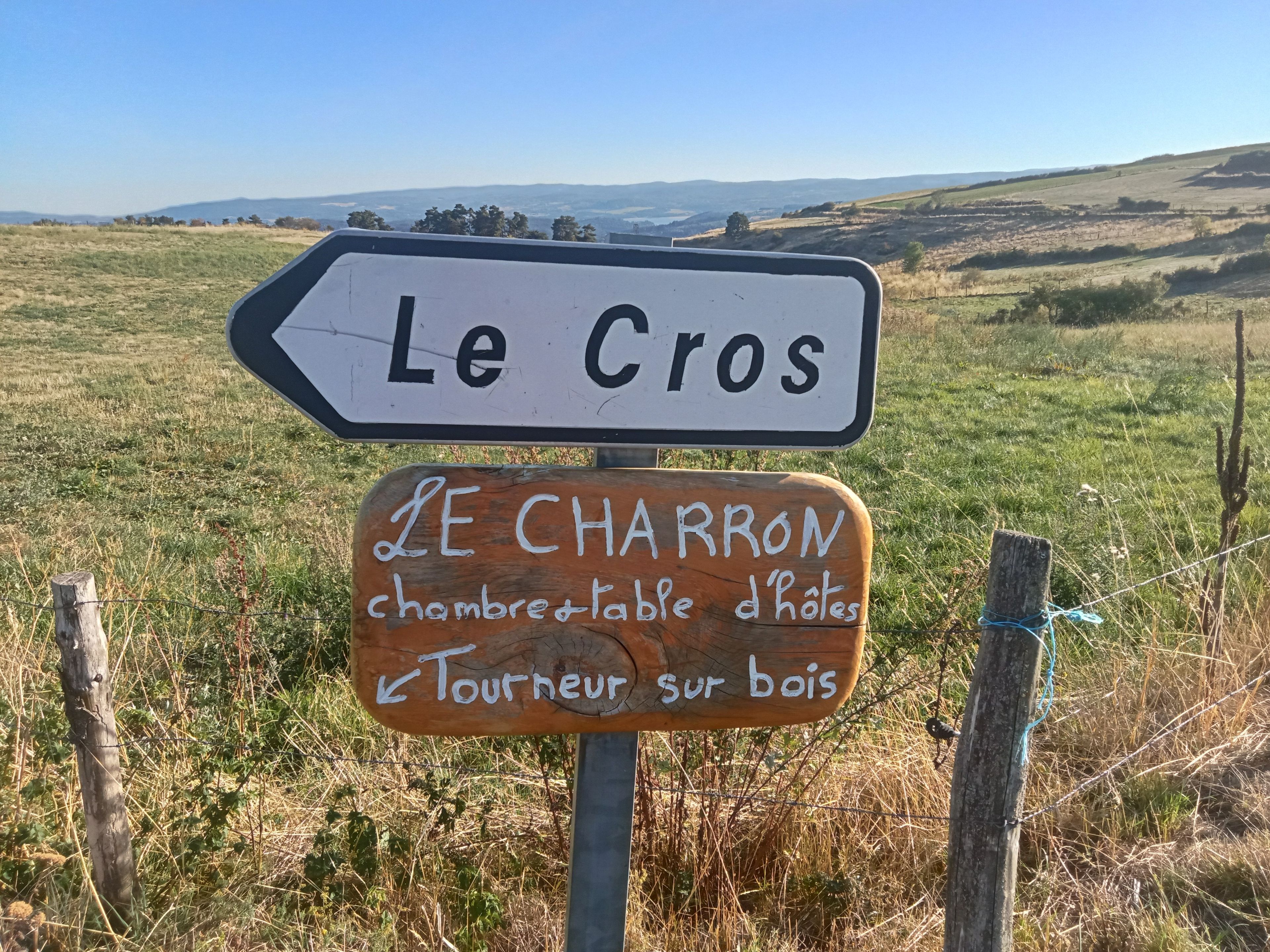 Segnaletica direzionale con indicazioni per 'Le Crois' e 'Le Charron'.