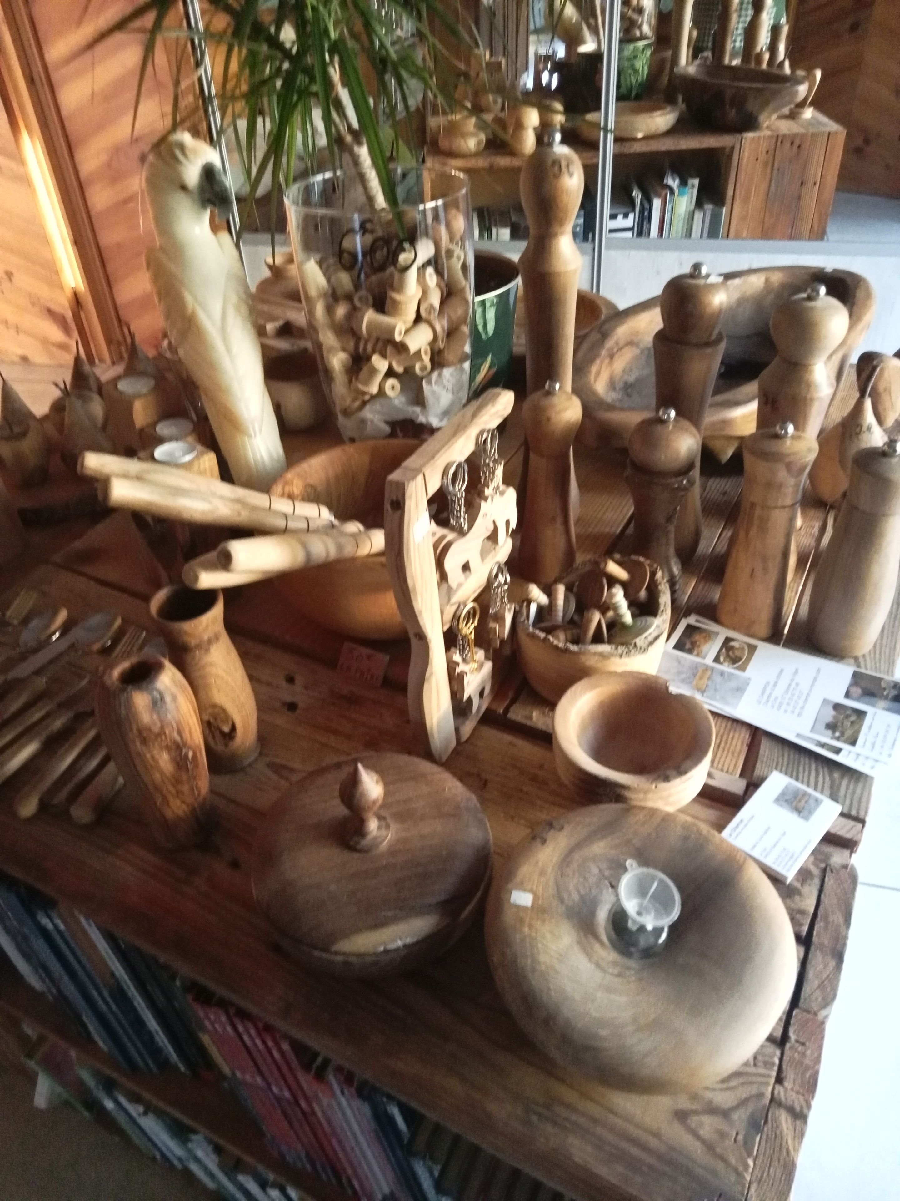 Diverse houten keukengerei en gereedschap op een houten tafel.