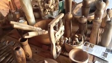 Diverse houten keukengerei en gereedschap op een houten tafel.