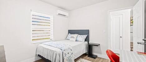 Desk, iron/ironing board, WiFi, bed sheets